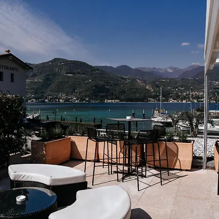 Bella & Restaurant With Private Dock For Mooring Boats 4* San Felice del Benaco