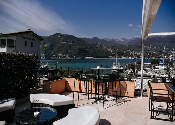 Bella & Restaurant With Private Dock For Mooring Boats 4* San Felice del Benaco