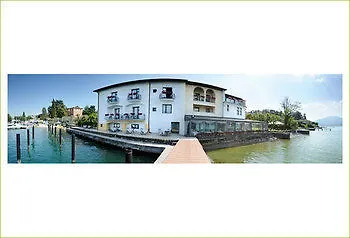 Bella & Restaurant With Private Dock For Mooring Boats Hotel
