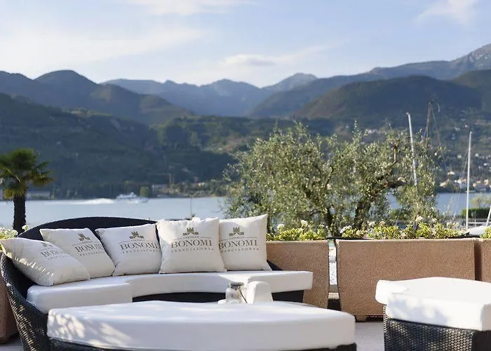 Bella & Restaurant With Private Dock For Mooring Boats San Felice del Benaco