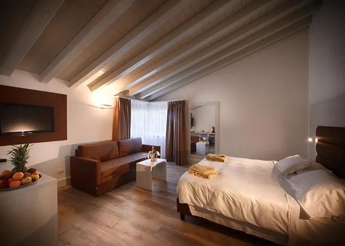 Hotel Bella & Restaurant With Private Dock For Mooring Boats 4*